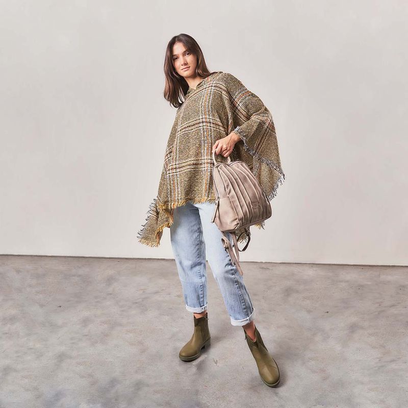 eli-poncho-02